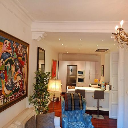 Small Stylish Room With Comfortable Queen-Size Bed In Very Large, Beautifully Decorated Shared Flat In The Historic Centre Of Málaga Kültér fotó