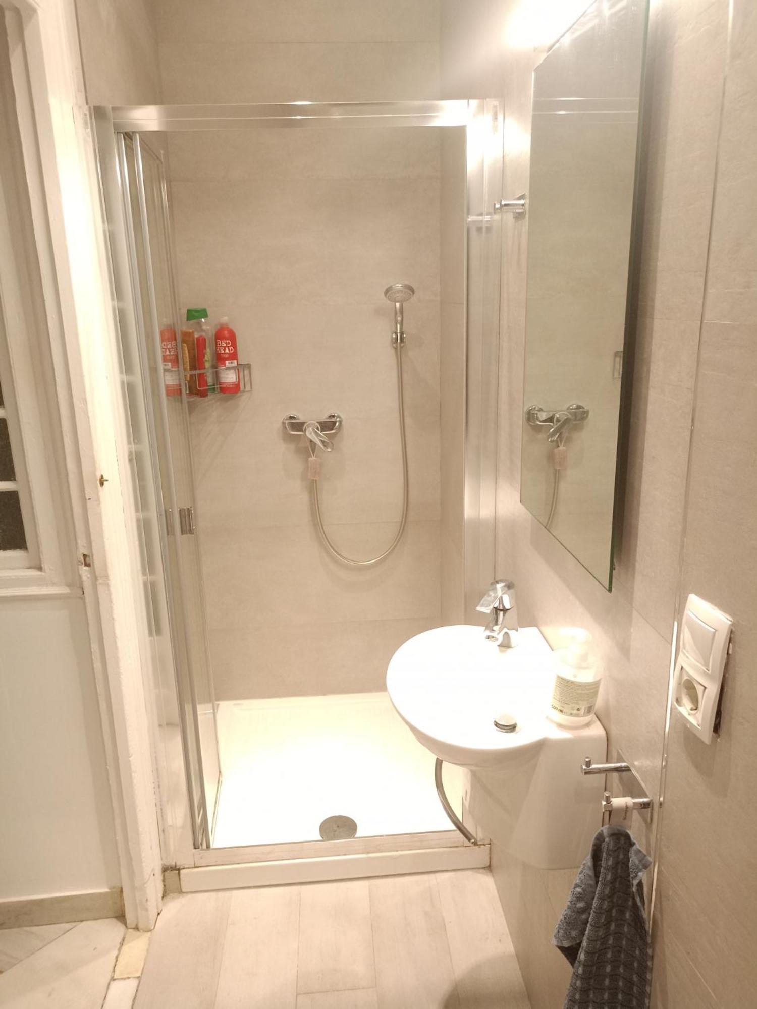 Small Stylish Room With Comfortable Queen-Size Bed In Very Large, Beautifully Decorated Shared Flat In The Historic Centre Of Málaga Kültér fotó