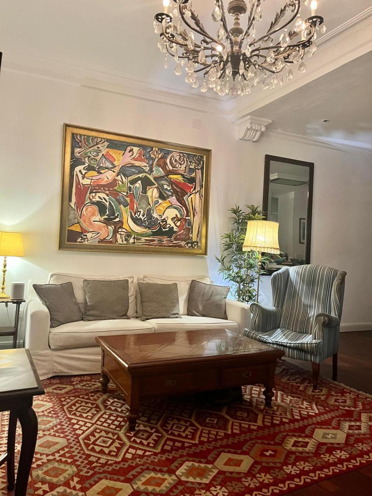 Small Stylish Room With Comfortable Queen-Size Bed In Very Large, Beautifully Decorated Shared Flat In The Historic Centre Of Málaga Kültér fotó