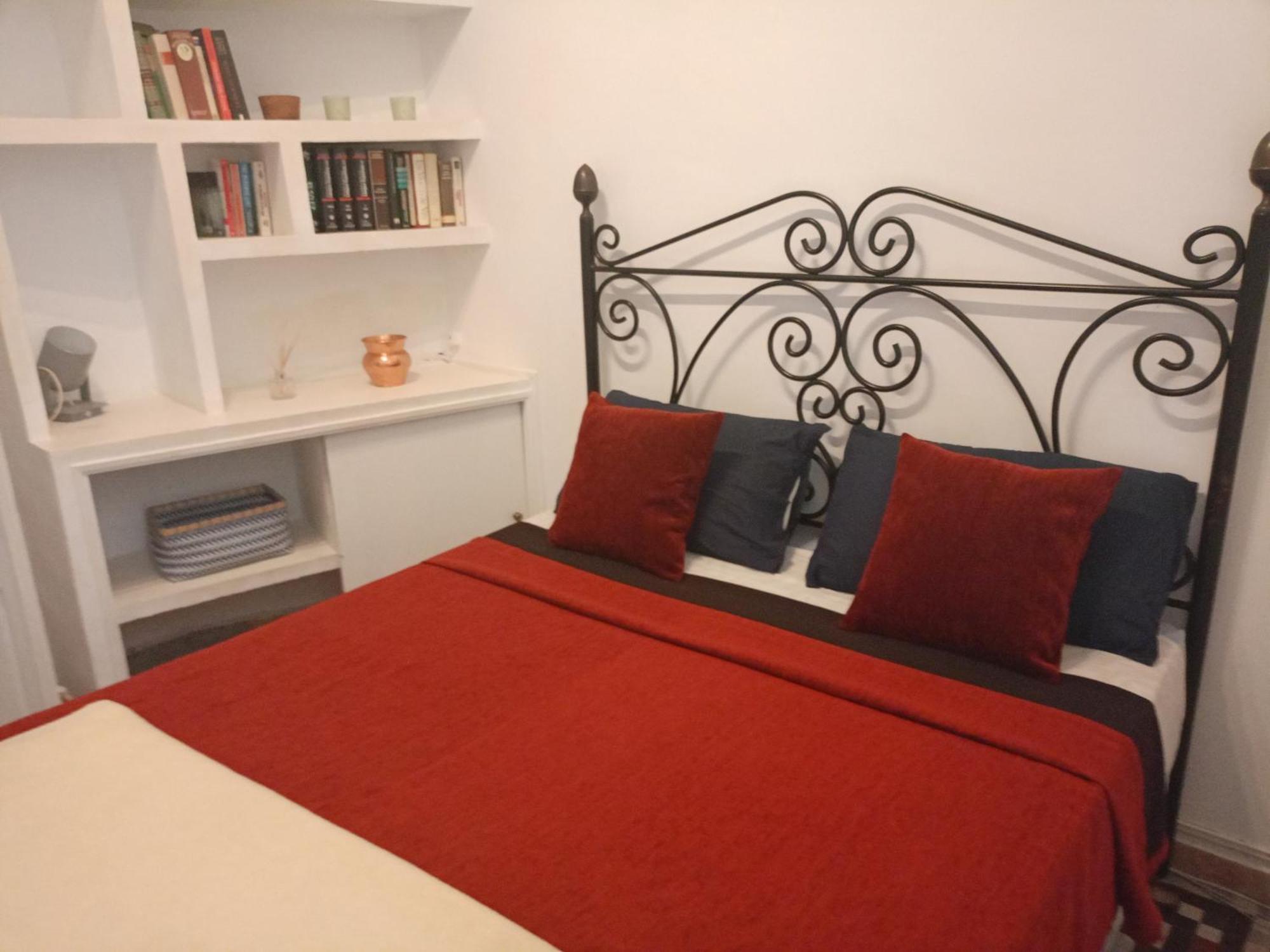 Small Stylish Room With Comfortable Queen-Size Bed In Very Large, Beautifully Decorated Shared Flat In The Historic Centre Of Málaga Kültér fotó